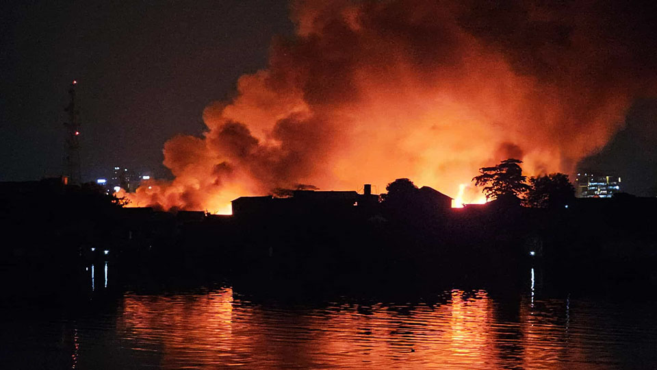 কড়াইল বস্তিতে আগুন, নিয়ন্ত্রণে ২০ ইউনিট কড়াইল