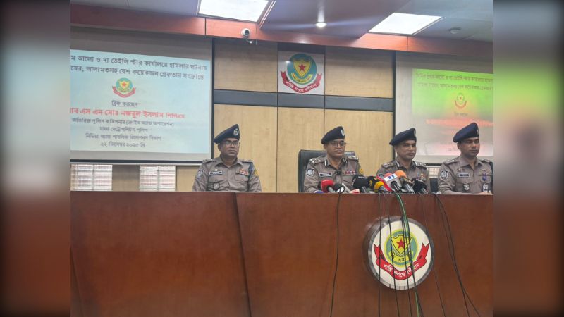 দুই পত্রিকায় হামলা: বড় সহিংসতা এড়াতে ‘অ্যাকশনে’ যায়নি পুলিশ; গ্রেপ্তার ১৭