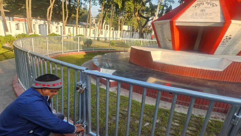 বুদ্ধিজীবী দিবসে পাবনার স্মৃতিসৌধে তালা
