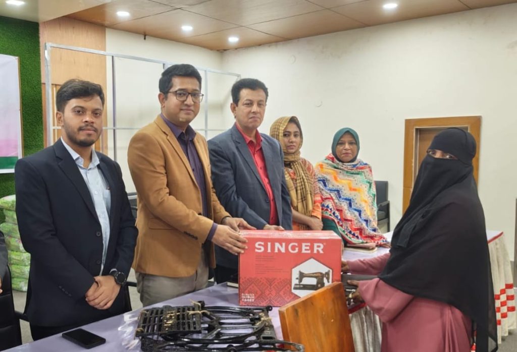 ব্রাহ্মণবাড়িয়ায় সুবিধাবঞ্চিত নারীরা পেলেন সেলাই মেশিন