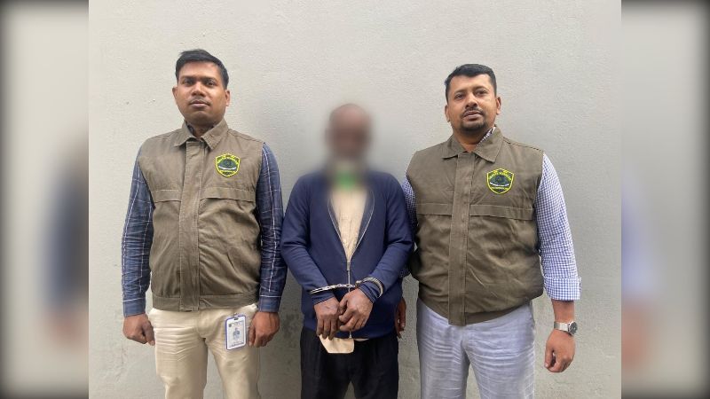 ট্রাফিক পুলিশকে টেনে নেওয়া সিএনজি চালক গ্রেপ্তার