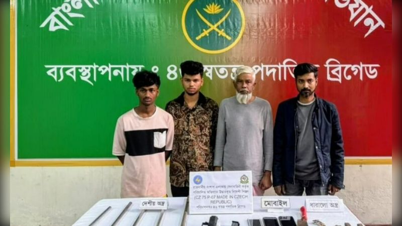 বংশাল থানার লুট হওয়া অস্ত্রসহ গ্রেপ্তার ৪