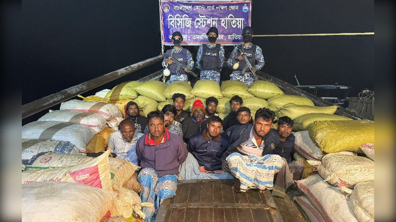মিয়ানমারে পাচারের সময় খাদ্যদ্রব্যসহ আটক ১২