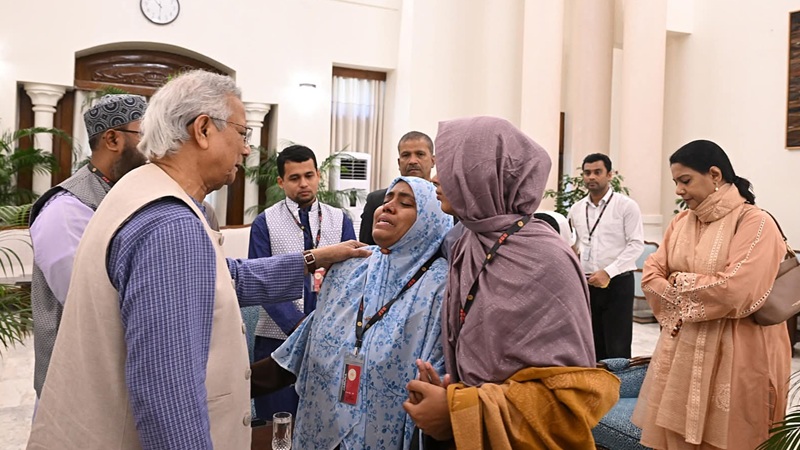 প্রধান উপদেষ্টার সঙ্গে হাদির পরিবারের সাক্ষাৎ