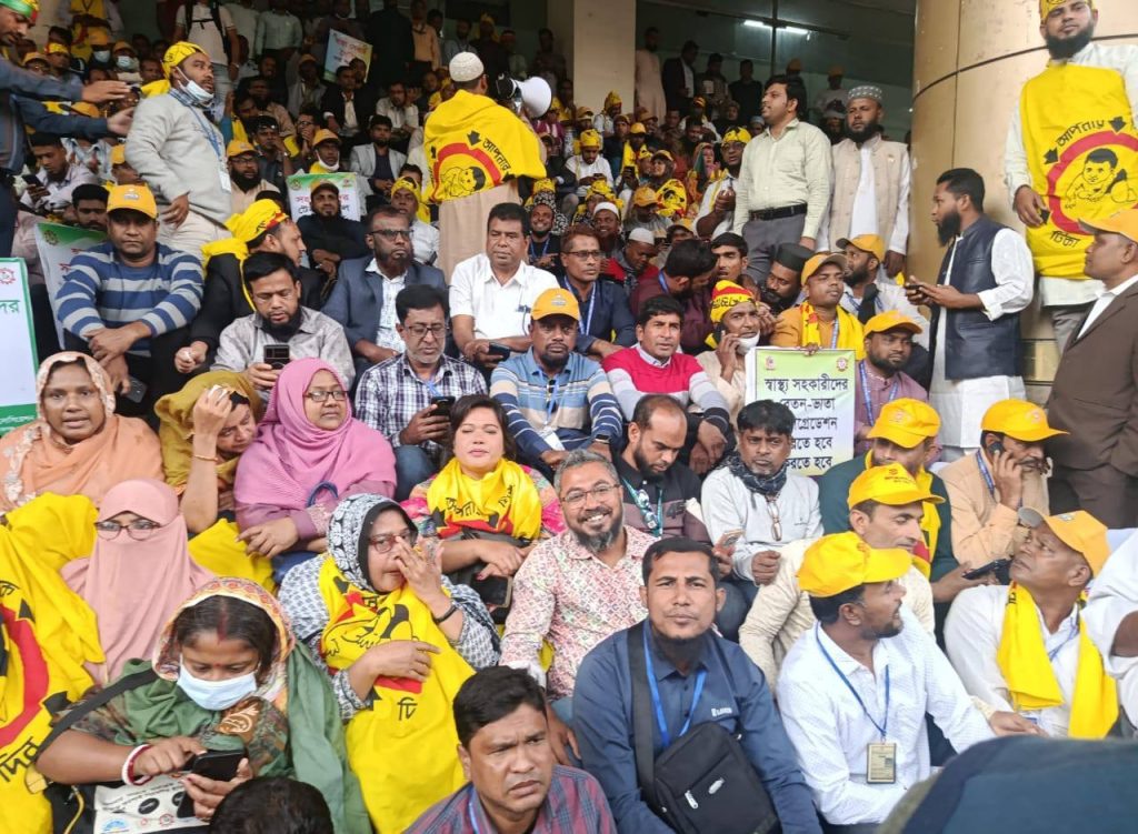 স্বাস্থ্য সহকারীদের কর্মসূচিতে সারা দেশে টিকাদান বন্ধ আন্দোলন
