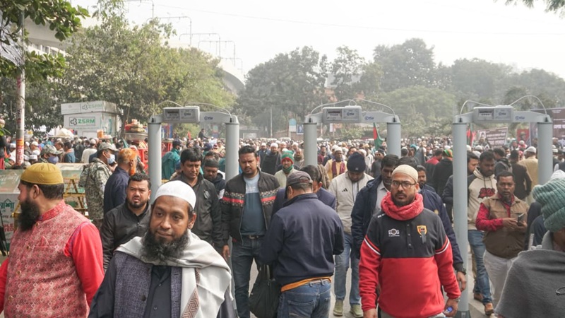মানিক মিয়া অ্যাভিনিউয়ে শোকাতুর মানুষের ঢল