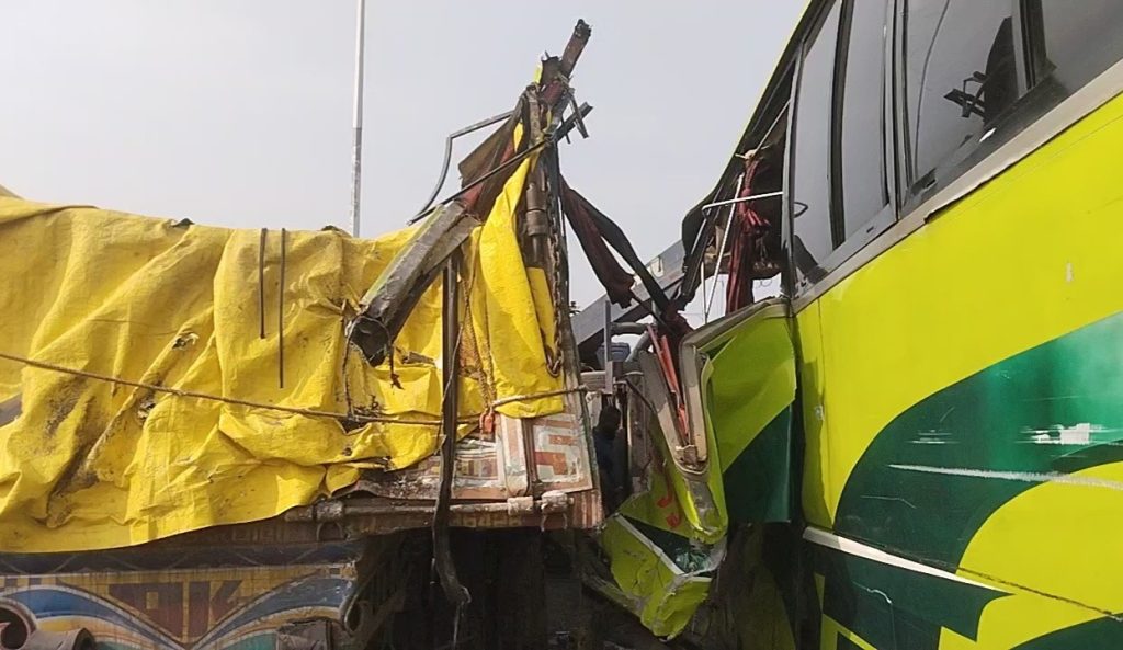 মাদারীপুরে বাস-ট্রাক সংঘর্ষে নিহত ৩, আহত ১৫ দুর্ঘটনা