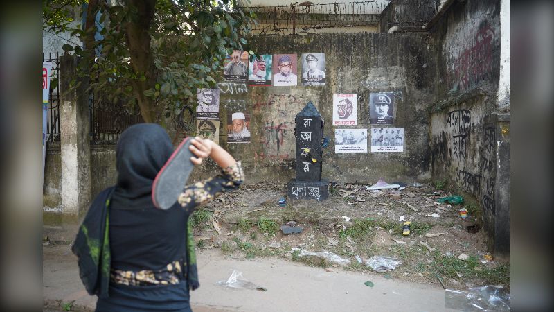 ঢাবিতে ‘রাজাকার ঘৃণাস্তম্ভে’ জুতা নিক্ষেপ