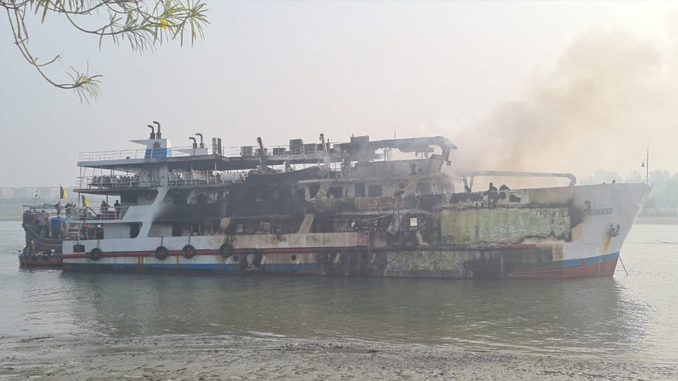 সেন্টমার্টিনগামী জাহাজে আগুনে নিহত ১, তদন্ত কমিটি গঠন আগুন