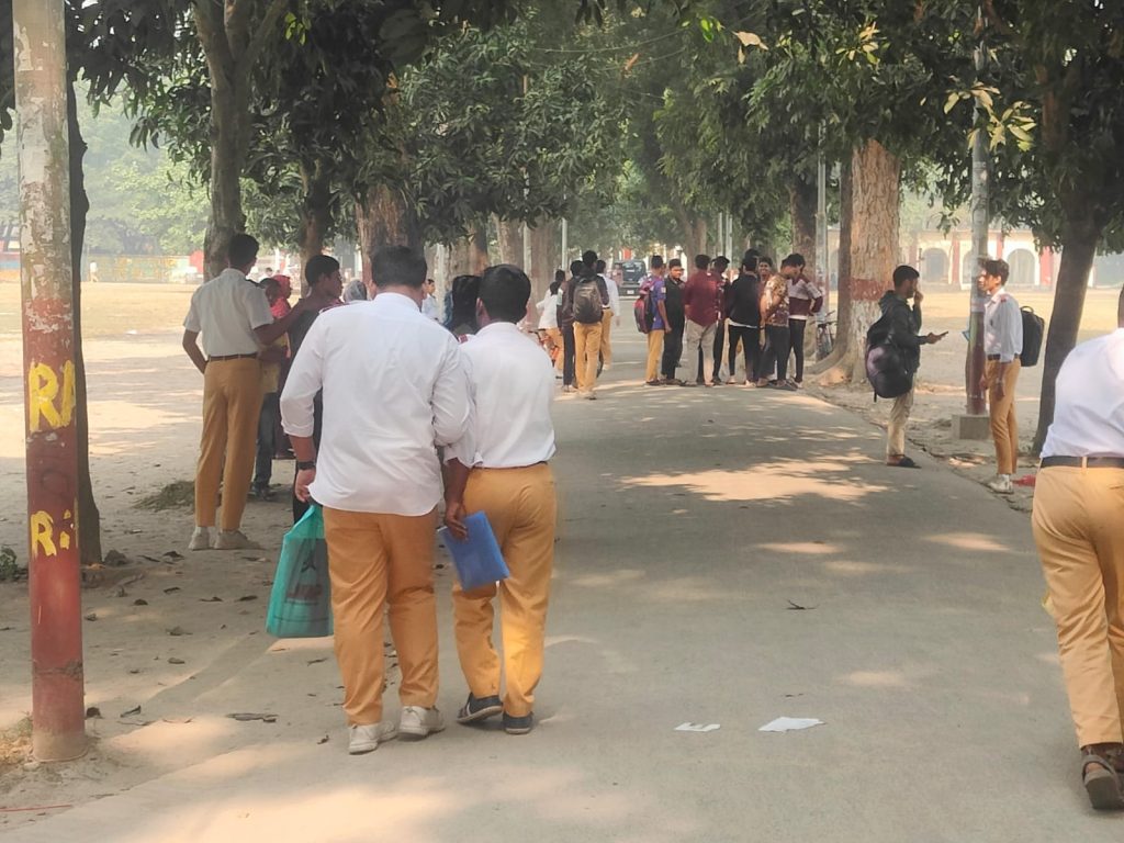 রংপুরে সরকারি মাধ্যমিক স্কুলে পরীক্ষা বন্ধ, ক্ষুব্ধ শিক্ষার্থী-অভিভাবক শিক্ষার্থী