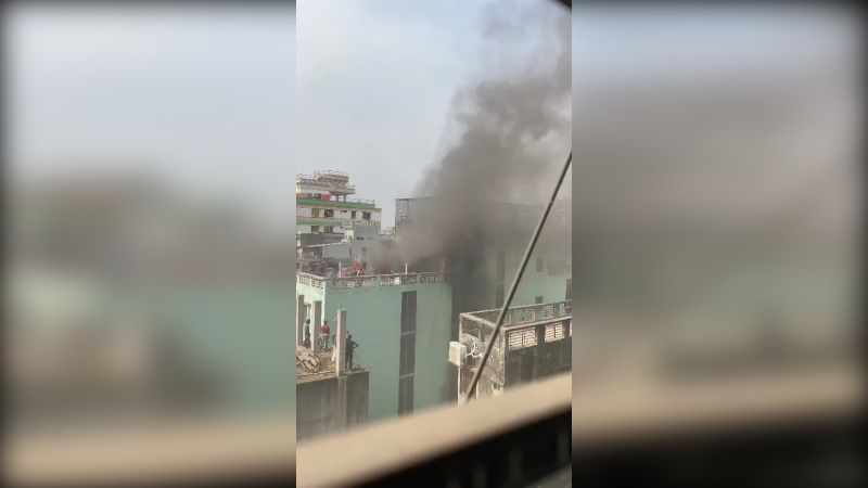 তাঁতীবাজারে আবাসিক ভবনের আগুন নিয়ন্ত্রণে