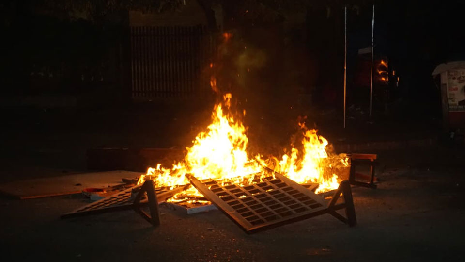হাদির মৃত্যুতে দেশজুড়ে বিক্ষোভ, হামলা-আগুন