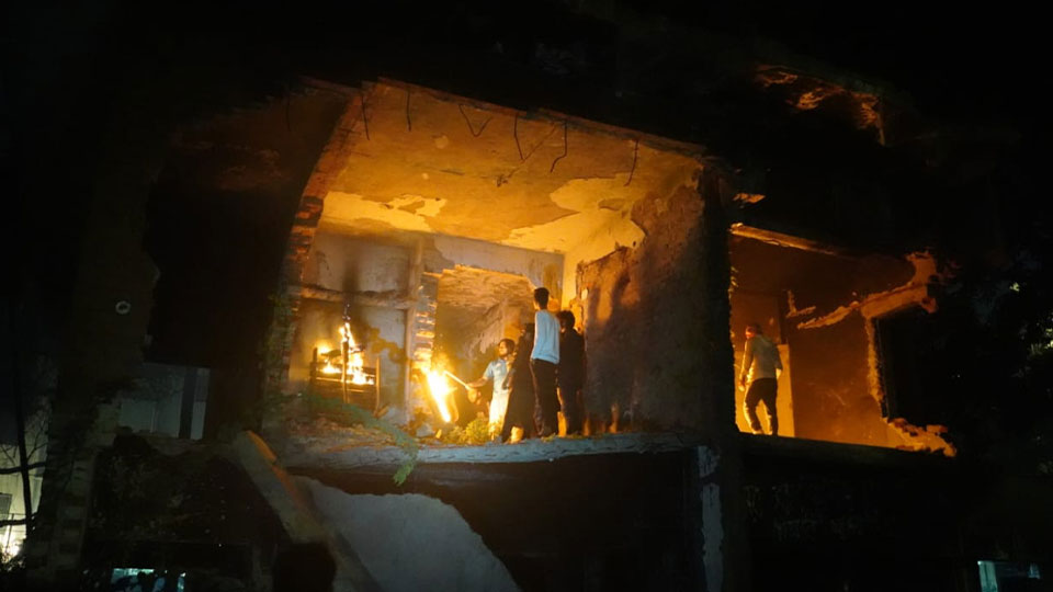 ধানমণ্ডি ৩২ ভাঙচুর: ইউনূসসহ ২৭ জনের বিরুদ্ধে মামলার আবেদন