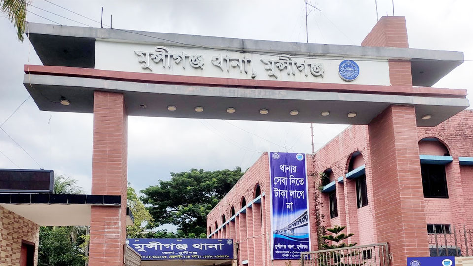 মুন্সীগঞ্জে ধর্মীয় অনুভূতিতে আঘাতের মামলায় বাবা-ছেলে গ্রেপ্তার