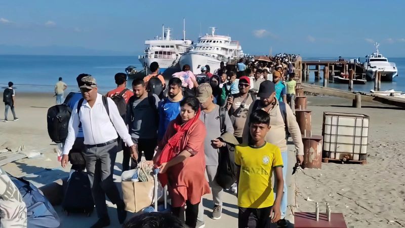 সেন্টমার্টিন নৌরুটে ৫ পর্যটকবাহী জাহাজে ত্রুটি