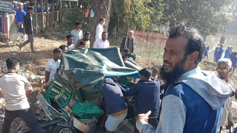 চট্টগ্রামে অটোরিকশাকে ট্রাকের ধাক্কায় নিহত ২