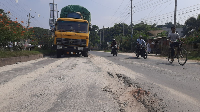 মাদারীপুরের ডাসারে ভারী ট্রাকে নষ্ট হচ্ছে গ্রামীণ সড়ক