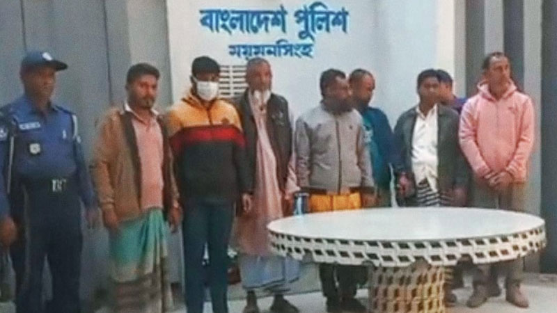 পুলিশ কুপিয়ে আসামি ছিনতাই, বাবাসহ গ্রেপ্তার ৭