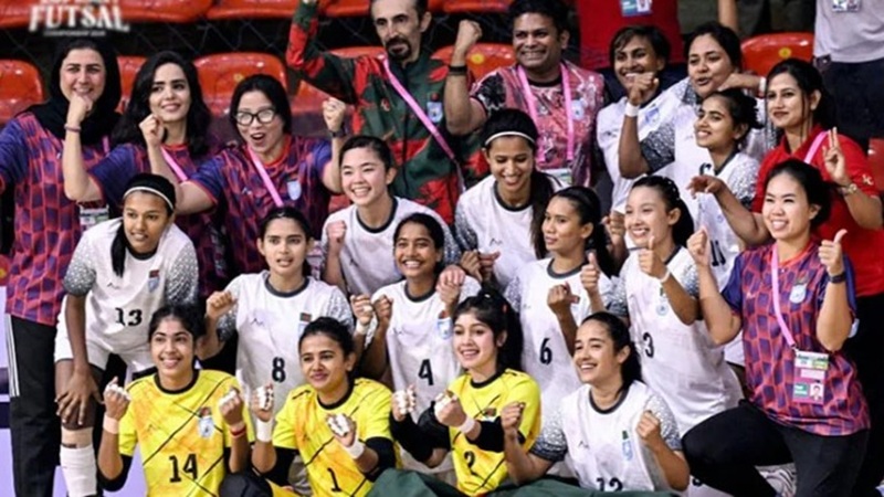 সাফ জয়ী নারী ফুটসাল দলকে প্রধান উপদেষ্টার অভিনন্দন