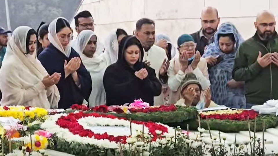 খালেদা জিয়ার কবর জিয়ারত করলেন পরিবারের সদস্যরা