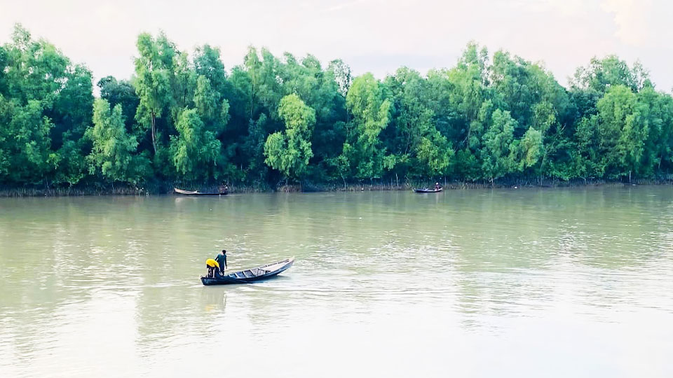 মিয়ানমারে সংর্ঘষের জের: নাফ নদীতে বাংলাদেশি জেলে গুলিবিদ্ধ