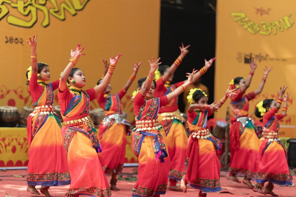 নাচ-গান ও শোভাযাত্রায় চট্টগ্রামে বসন্ত বরণ