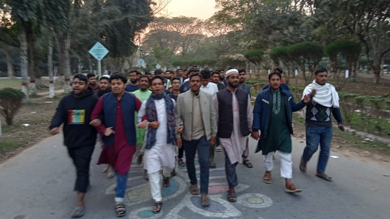 হাদি সমর্থকদের ওপর ‘হামলা’: ইবি শিক্ষার্থীদের মহাসড়ক অবরোধ