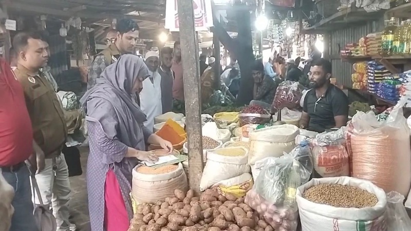 ক্রেতা সেজে বাজারে নির্বাহী ম্যাজিস্ট্রেটের অভিযান, জরিমানা