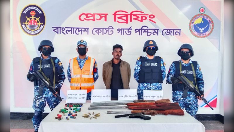 সুন্দরবনে বিপুল অস্ত্রসহ ডাকাত বাহিনীর সদস্য আটক