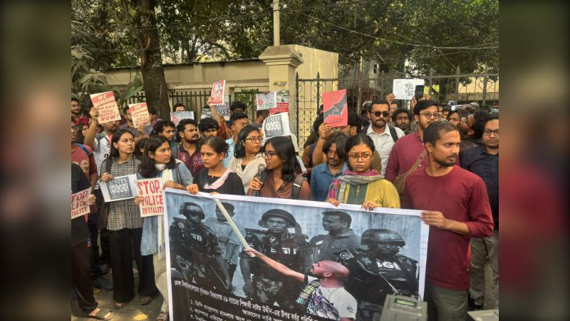 ঢাবি শিক্ষার্থীর ওপর পুলিশি হামলার প্রতিবাদে শাহবাগ থানা ঘেরাও