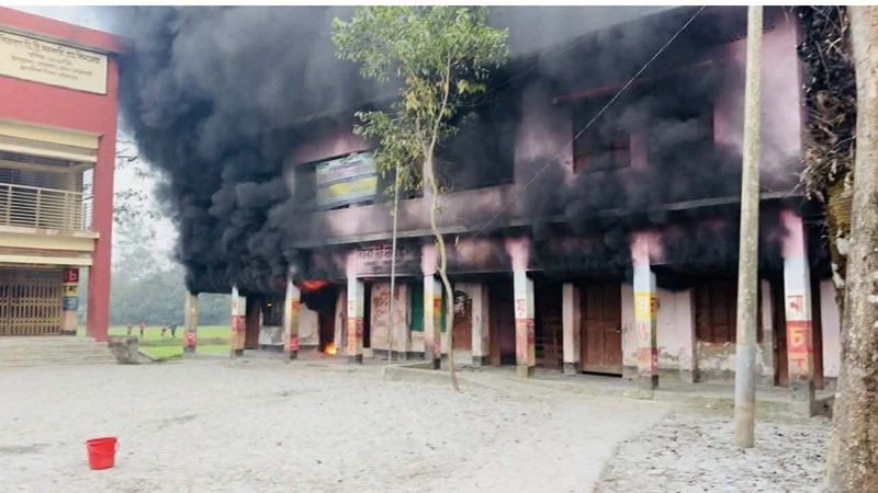 নোয়াখালীতে ভোটকেন্দ্রের পাশে স্কুলে আগুন, আসবাব পুড়ে ছাই