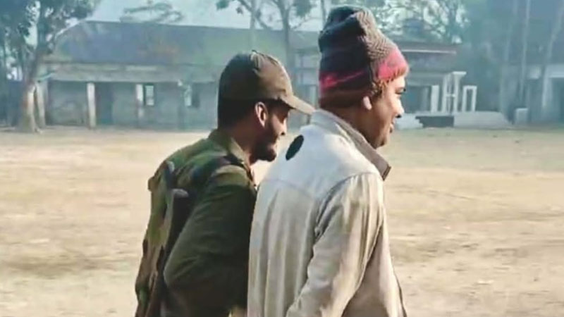 ঘিওরে ভোটকক্ষে ছবি তোলায় যুবক আটক, মুচলেকায় মুক্তি
