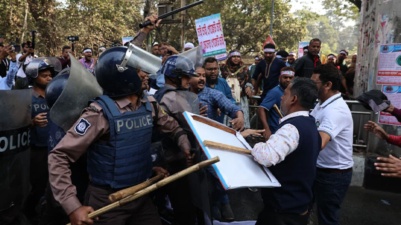 ৯ম পে-স্কেল/ পুলিশের ব্যারিকেড ভেঙে যমুনার সামনে সরকারি কর্মচারীরা