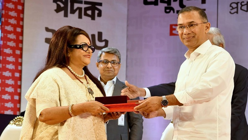 প্রধানমন্ত্রীর হাত থেকে একুশে পদক নিলেন গুণীজনেরা