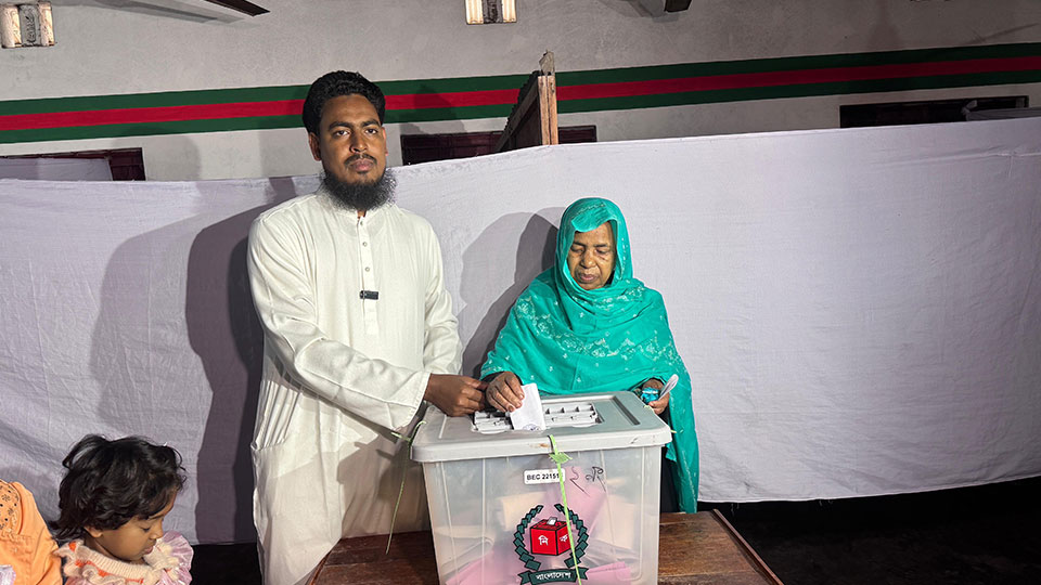 মায়ের সঙ্গে ভোটকেন্দ্রে আখতার হোসেন