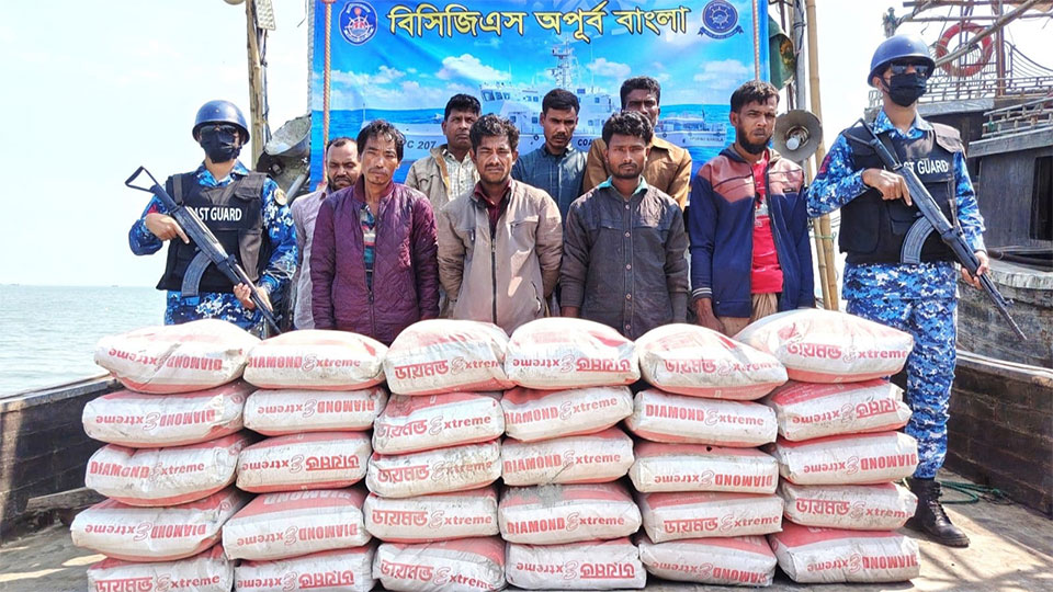 মিয়ানমারে ৬০০ বস্তা সিমেন্ট পাচারের সময় আটক ৮