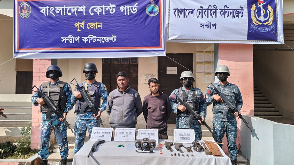 সন্দ্বীপে ব্রিকফিল্ড থেকে অস্ত্র ও অস্ত্র তৈরির সরঞ্জাম জব্দ, আটক ২