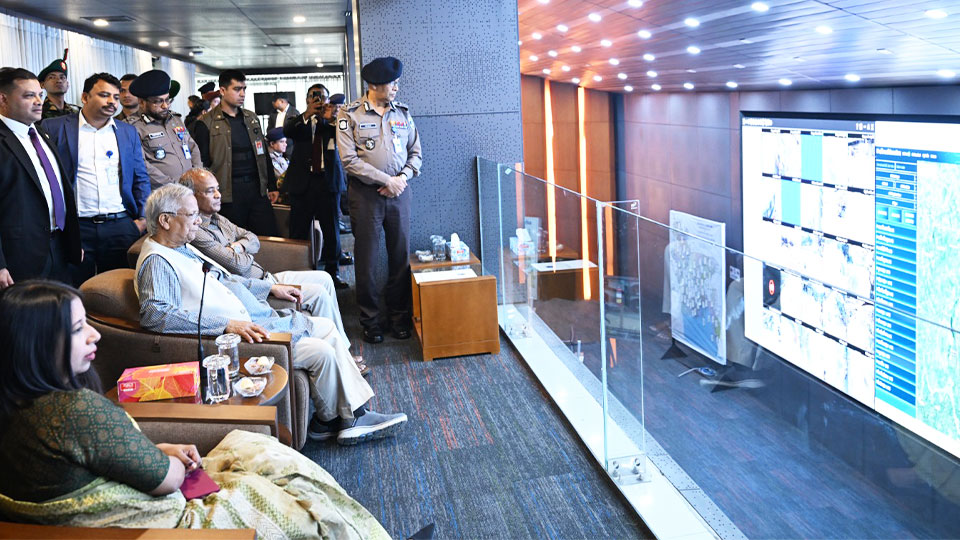 পুলিশের নিয়ন্ত্রণ কক্ষে বসে ভোট দেখলেন প্রধান উপদেষ্টা