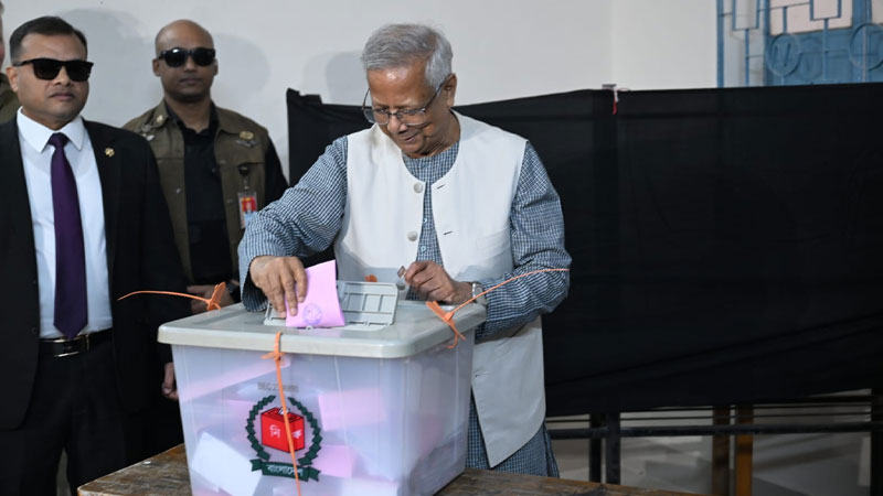 ভোট দিলেন প্রধান উপদেষ্টা, জানালেন মোবারকবাদ