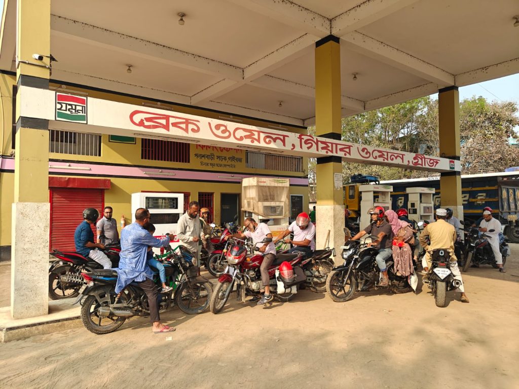 ইরান-ইসরায়েল যুদ্ধ: দেশের ফিলিং স্টেশনগুলোতে তেল কেনার হিড়িক
