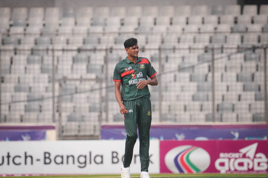 নাহিদের তোপে উড়ে গেল পাকিস্তান
