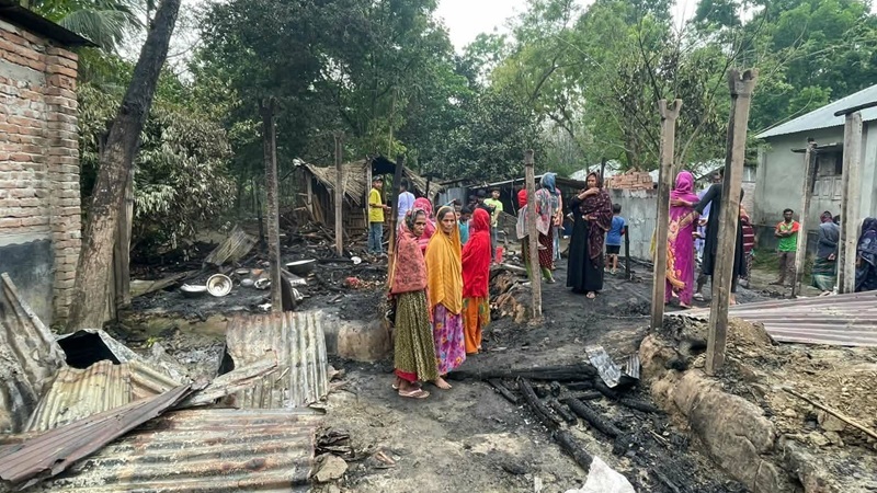 মশার কয়েল থেকে অগ্নিকাণ্ডে দুই কৃষক দগ্ধ