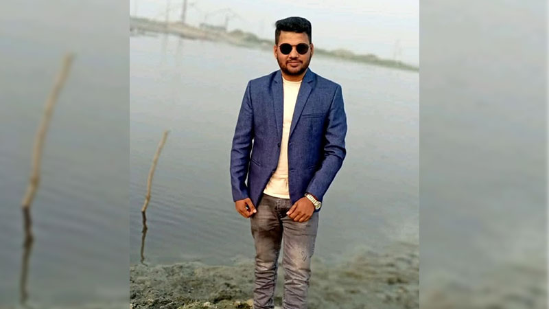 দৌলতদিয়ায় বাসডুবি: সাঁতরে তীরে উঠতেই খাইরুলের ফোন ছিনতাই