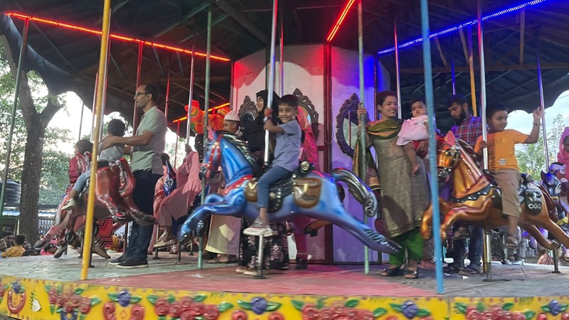 ঈদ ঘিরে মাদারীপুরের বিনোদন কেন্দ্রে উপচে পড়া ভিড়