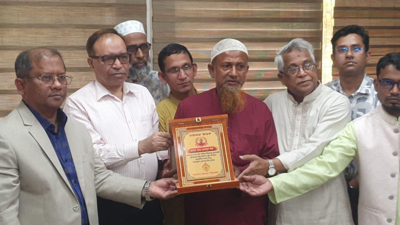 এনামুল হককে সম্মাননা দিল বাংলাদেশ রেলওয়ে