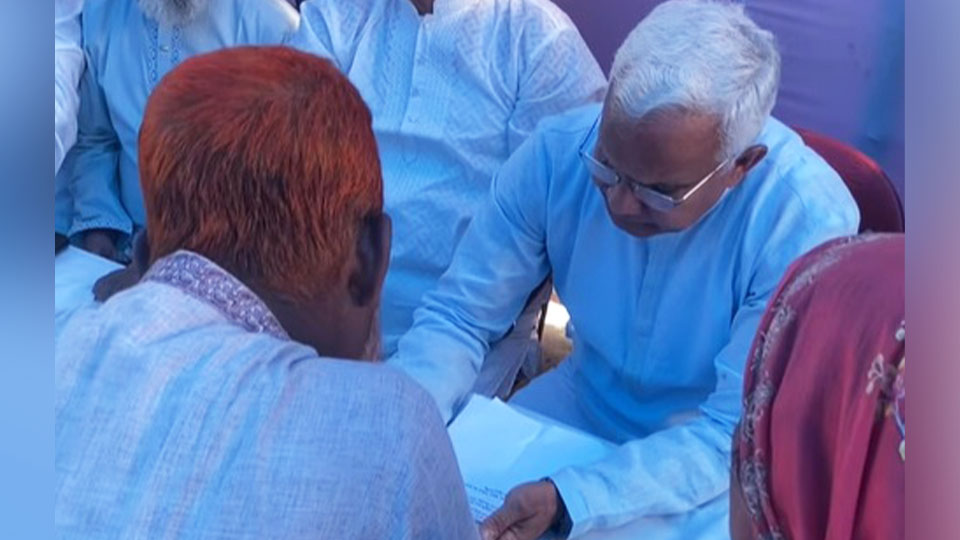 ঈদে নির্বাচনী এলাকায় রোগী দেখলেন এজেডএম জাহিদ