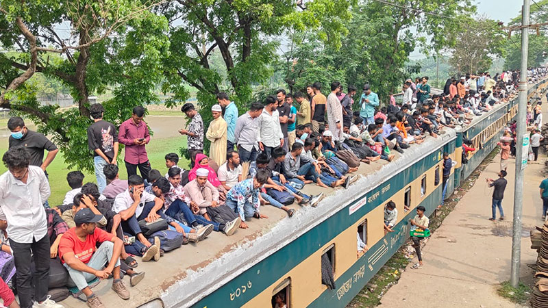ঢাকায় ফিরছেন মানুষ, ট্রেনে তিল ধারণের ঠাঁই নেই