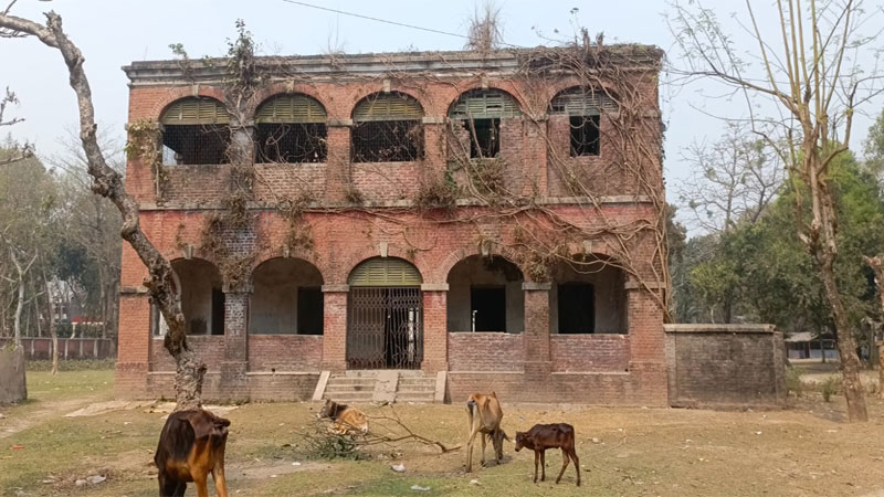 লালমনিরহাটে রেলওয়ের কোয়ার্টার/ ঝুঁকিপূর্ণ ৭০০, পরিত্যক্ত ভবনে মাদকের আড্ডা