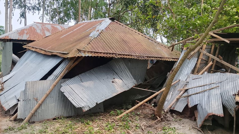 রংপুরের গঙ্গাচড়ায় ঝড়ে লণ্ডভণ্ড শতাধিক ঘর, খোঁজ নেয়নি কেউ