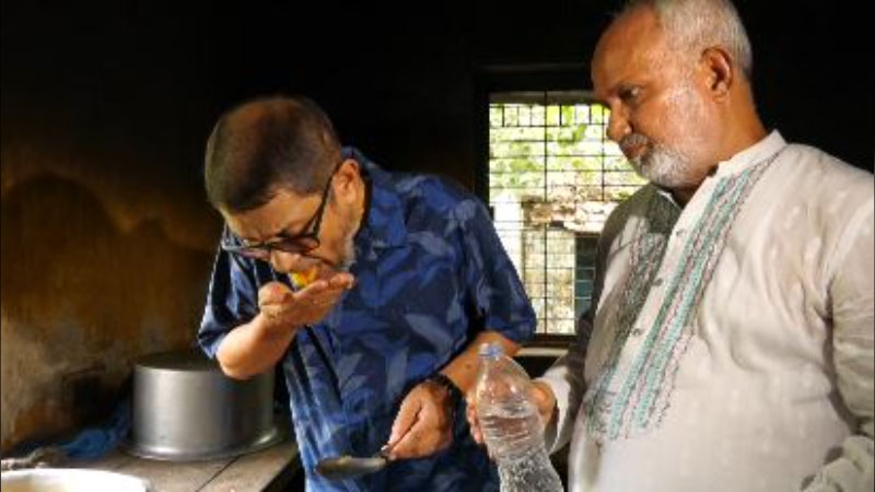 হাসপাতালে রোগীর জন্য রান্না তরকারি মুখে নিয়ে ফেলে দিলেন স্বাস্থ্যমন্ত্রী